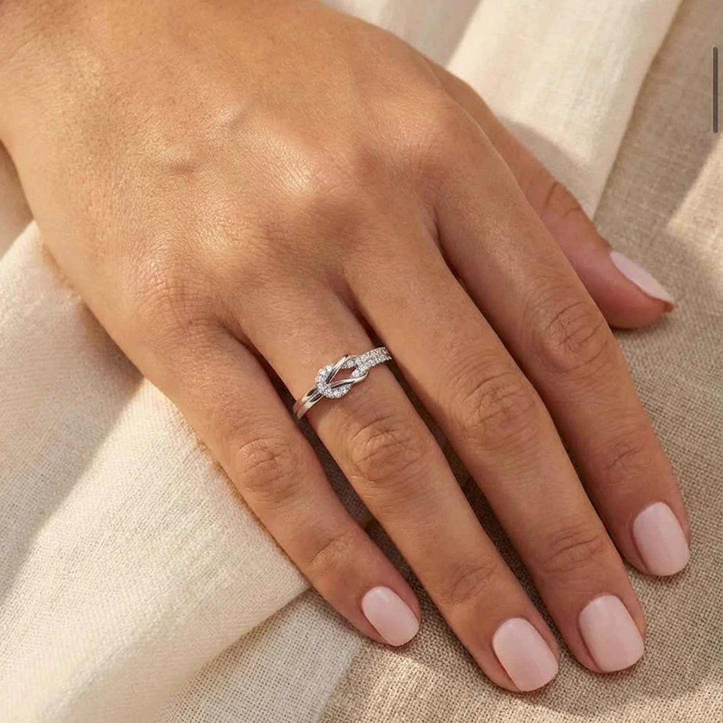 O Anel do Nó: Elegância Entrelaçada